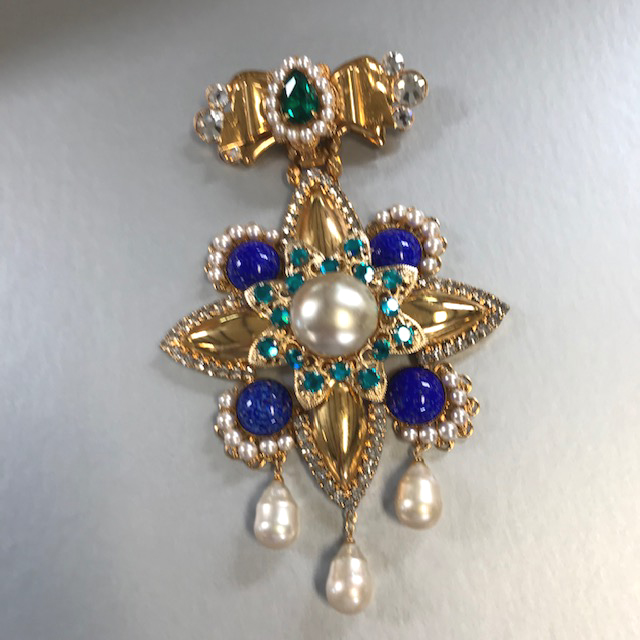 LARRY VRBA jointed two-part brooch with a bow-shaped top and suspended star like bottom portion