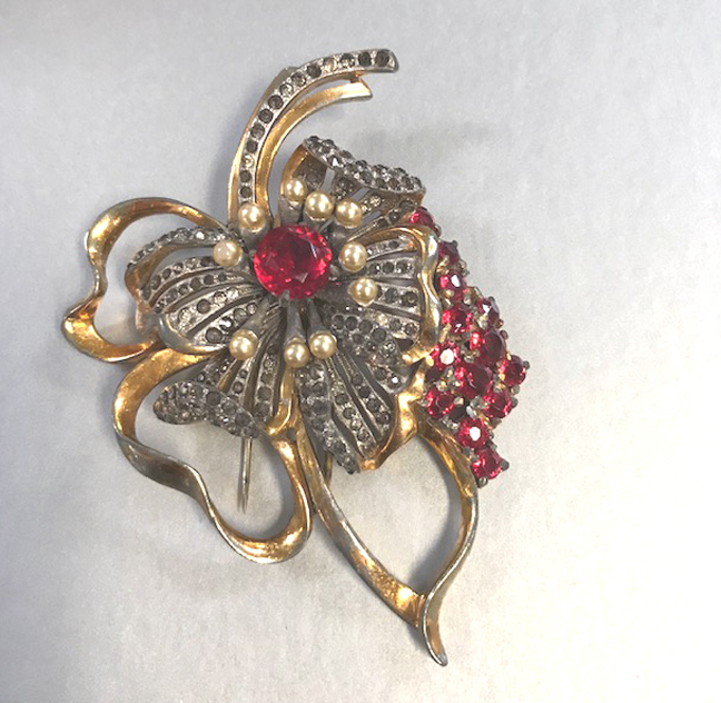 DEROSA unusual fur clip open shamrock-shaped fur clip with red rhinestones, glass pearls and clear rhinestones