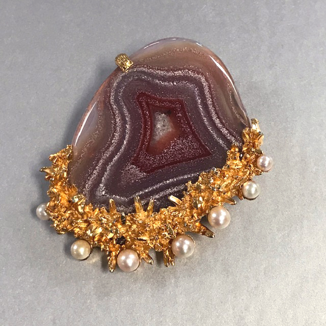 BOUCHER brooch with a lovely natural agate center stone with glass pearls