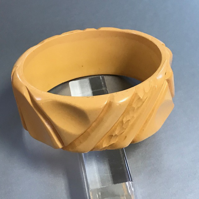 BAKELITE corn color unusually carved bangle with scoop and textured carving