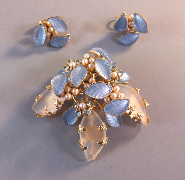 SCHREINER brooch and earrings made of frosted glass leaves in blue and white in a gold tone setting