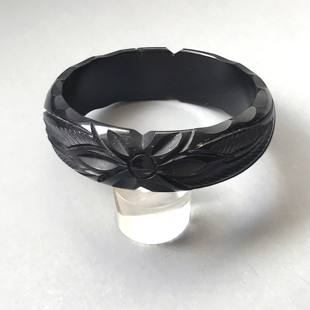 BAKELITE ink black bangle with slash carved poinsettia flower and leaves