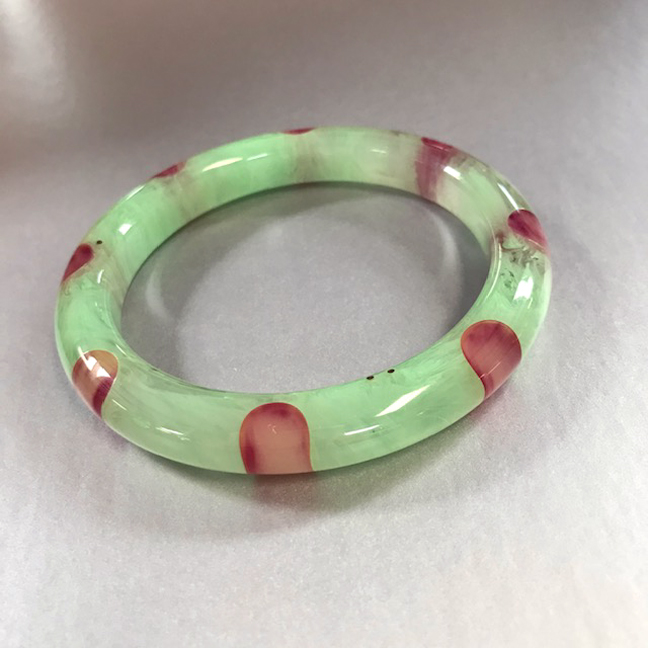 KENT MUNDAY Butterfly Workshop soft green marbled translucent bakelite bangle with eight raspberry colored dots