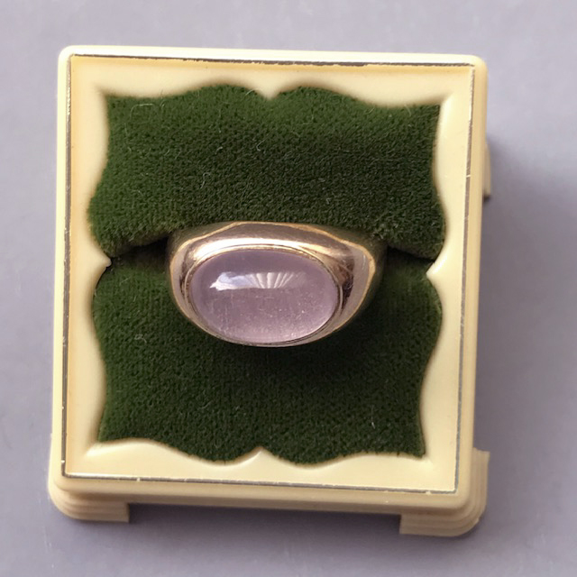 RING 8k oval pink Rose of France amethyst cabochon ring mounted in a domed 8 karat yellow gold setting