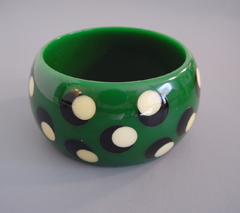 SHULTZ chunky bakelite green bangle with overlaid black and cream dots, spectacular and very unusual