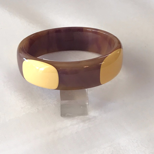 SHULTZ bakelite bangle in marbled plum purple with four oval cream dots