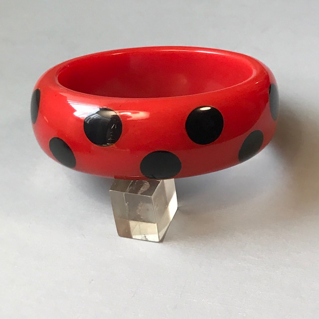 SHULTZ chunky bakelite red bangle with alternating and dramatic black dots