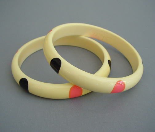SHULTZ set of two matching bakelite cream bangles with pink and black round dots
