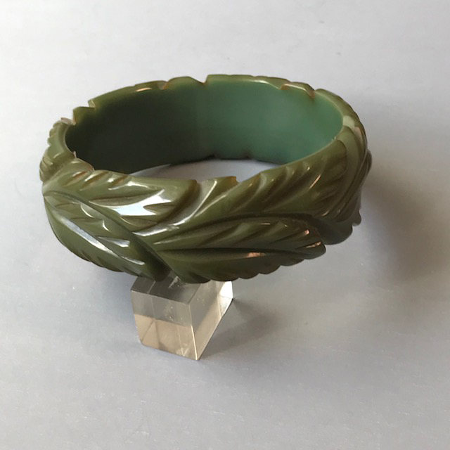 BAKELITE green beautifully leaf carved bangle