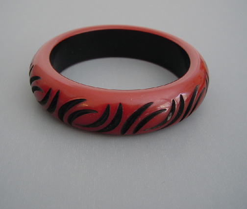 BAKELITE paprika red over-dyed bangle with black resin washed slash carving