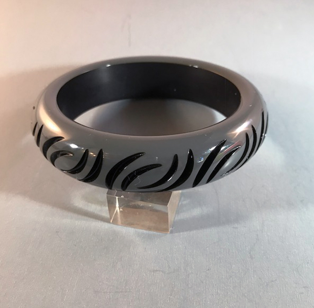 BAKELITE gray over-dyed bangle with black resin washed finished and slash carved design