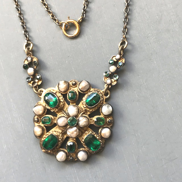 AUSTRO-HUNGARIAN pendant necklace with green garnet doublettes and natural pearls