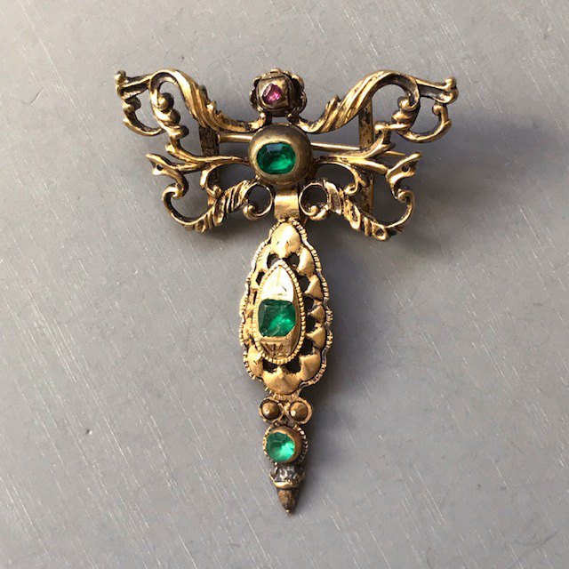EARLY GEORGIAN antique 8 to 12 karat yellow gold brooch with ruby and green faceted glass stones, jointed