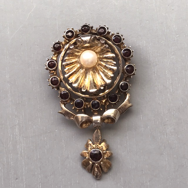DEROSA dark wine red rhinestones fur clip with a glass pearl in the center set in gold washed sterling silver