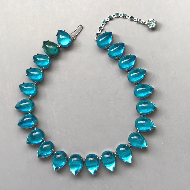 HATTIE CARNEGIE attributed peacock aqua color teardrop shaped cabochons necklace that literally glows with light