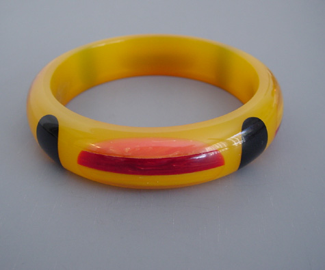 SHULTZ bakelite translucent lemon yellow bangle with long oval striped dots alternating with round black dots
