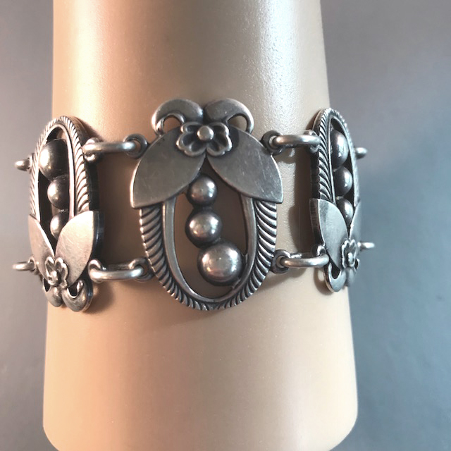 STERLING silver mid-century modern bracelet made up of seven decorated links