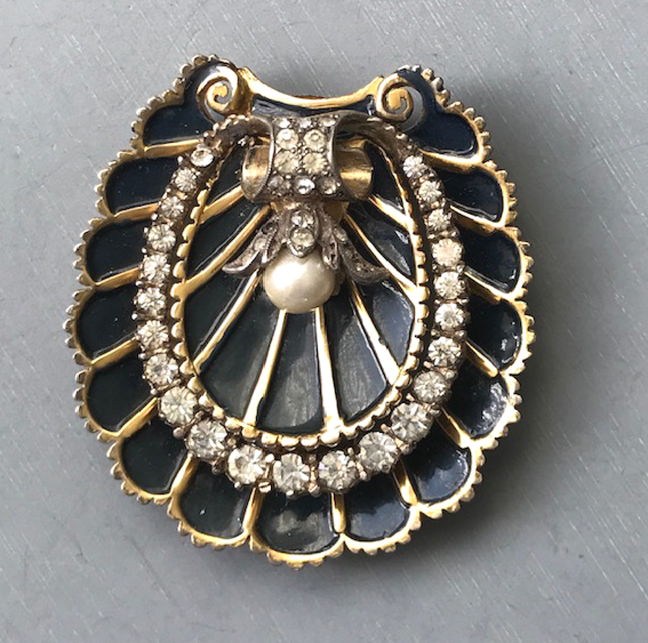 DEROSA seashell shaped black enameled fur clip with a glass pearl and clear rhinestones in a gold plated sterling silver setting.