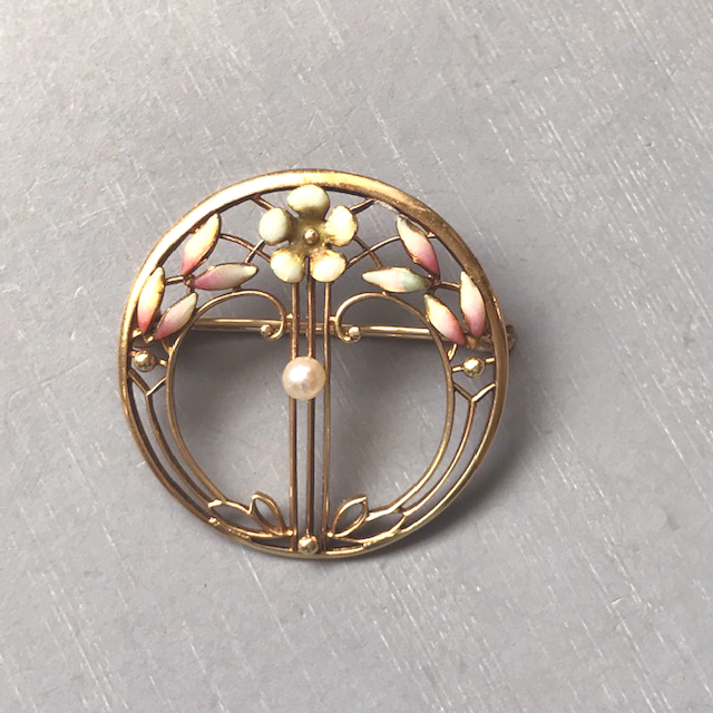 EDWARDIAN 14k yellow gold, pearl and enamel round pin with softly enameled flower and leaves