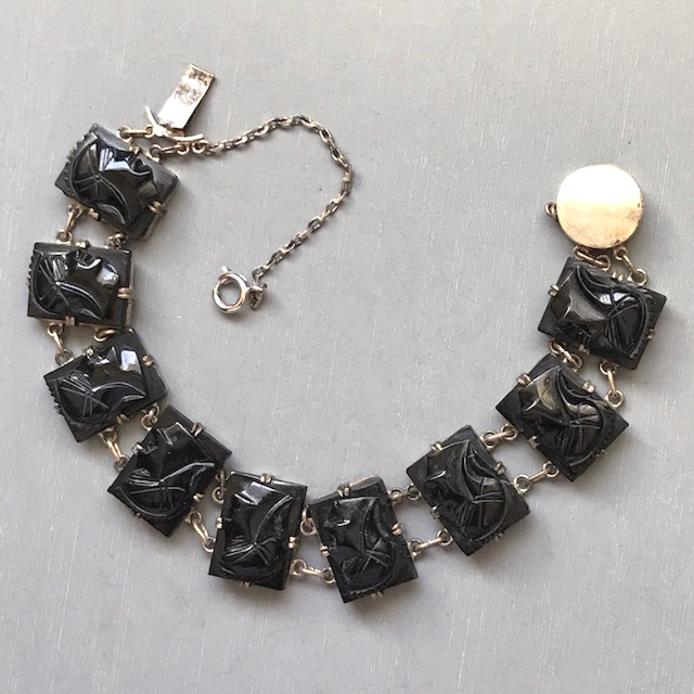 HELMETED SOLDIER CAMEO bracelet with 9 links, each with a black glass or onyx helmeted cameo face