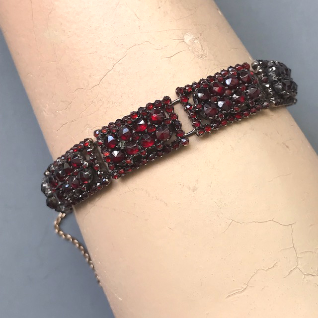 BOHEMIAN GARNET bracelet with 9 rectangular links each encrusted with two sizes of prong set garnets