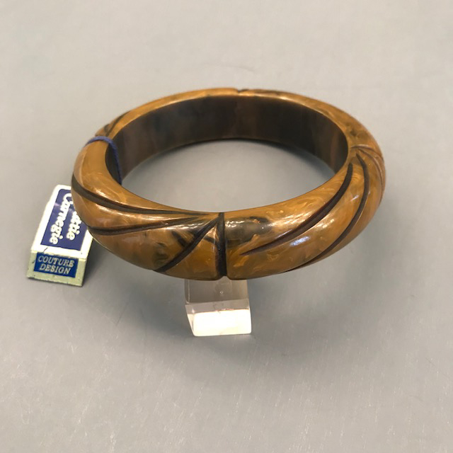 BAKELITE Hattie CARNEGIE chunky bamboo and line carved over-dyed and marbled swamp bakelite bangle
