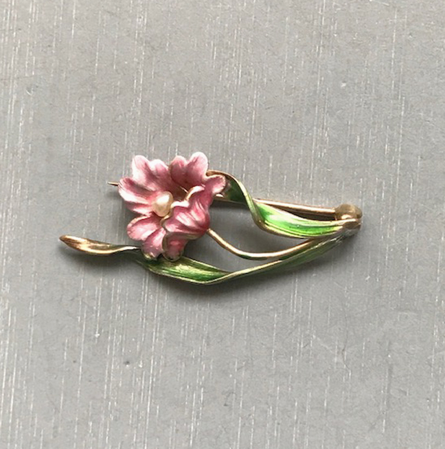 EDWARDIAN delicately enameled pink and green 10k yellow gold flower brooch  with a pearl center, made in about 1900