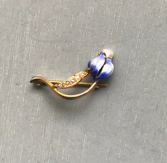 EDWARDIAN 10k purple enamel flower bud pin with a pearl stamen and seed pearls on the leaf