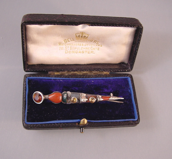 VICTORIAN Scottish agate dirk brooch in a fitted antique box, lovely agates, jasper, bloodstone and cairngorms