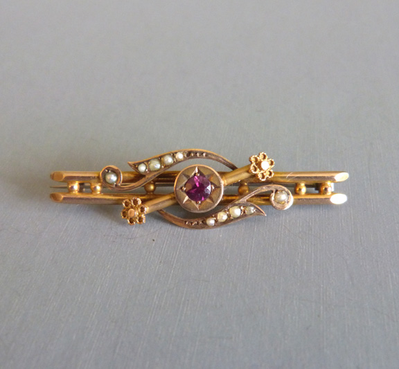 VICTORIAN 9ct yellow gold bar brooch with a rhodolite garnets and seed pearls, with box