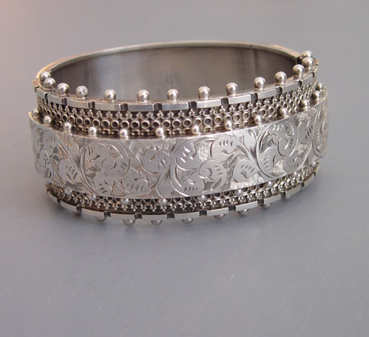 VICTORIAN antique sterling silver hinged bangle with four stacked and beaded edges, an etched scroll and leaves center, hallmarked 1883