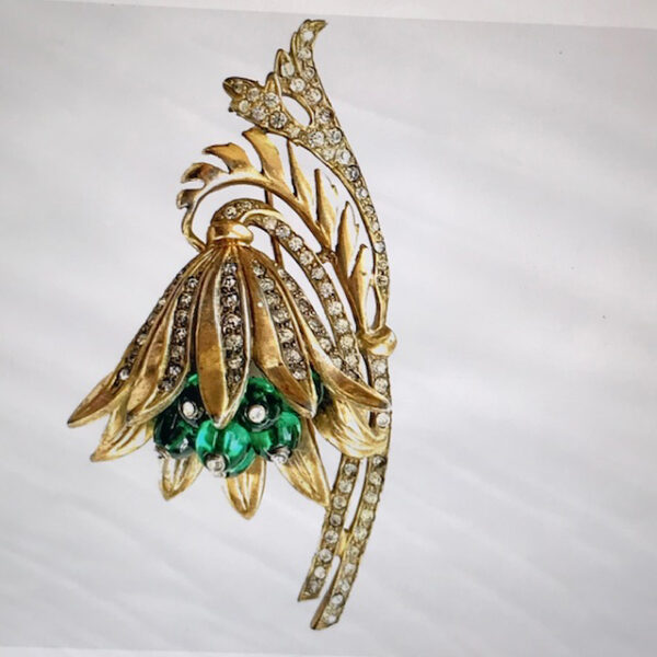 DEJA flower brooch with green glass faceted beads as stamen, each with a clear rhinestone center