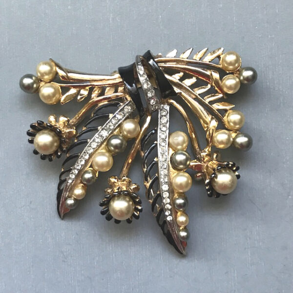 DEROSA glass pearls and black enamel fur clip with two shades of pearls