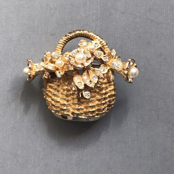 HOBE basket brooch with clear rhinestones and glass pearls in a gold tone setting