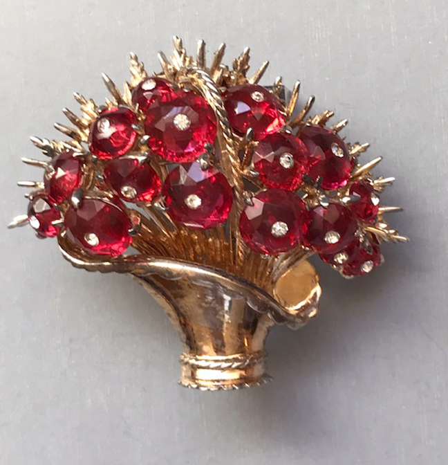DEROSA spectacular basket fur clip with transparent red faceted glass lozenges centered with clear rhinestones