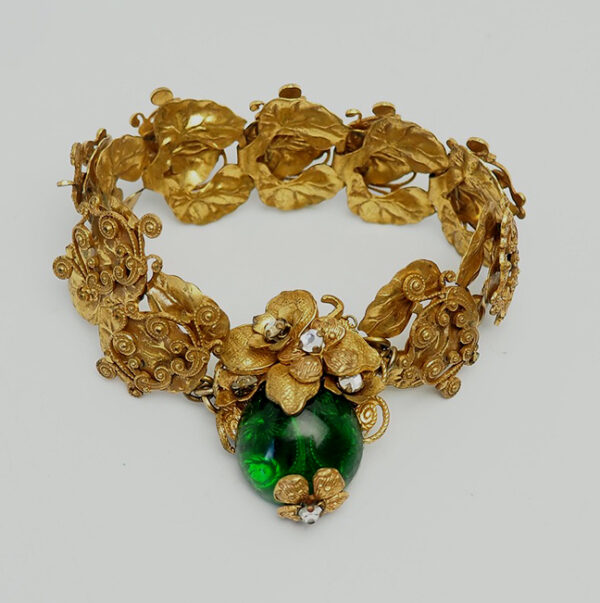 MIRIAM HASKELL late 1930s bracelet designed by Frank Hess with each gold tone link intricately linked and a green bead clasp