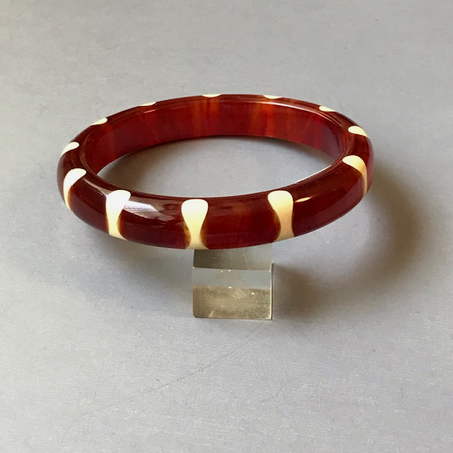 SHULTZ bakelite red tinged milk chocolate brown bangle with 12 cream bowtie dots