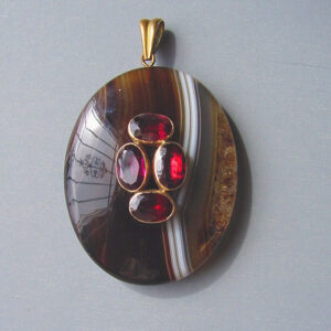 VICTORIAN antique Scottish banded agate and garnets pendant, 1860 to 1880