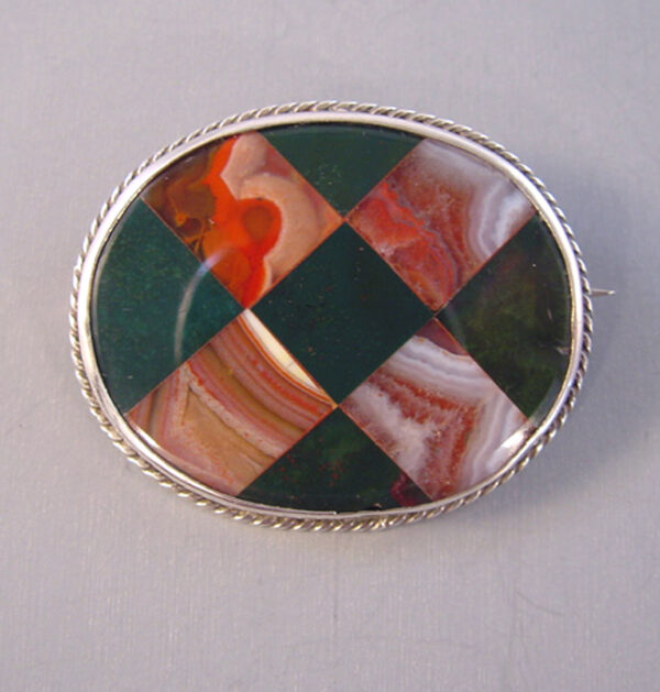 VICTORIAN antique Scottish plaid agate oval brooch