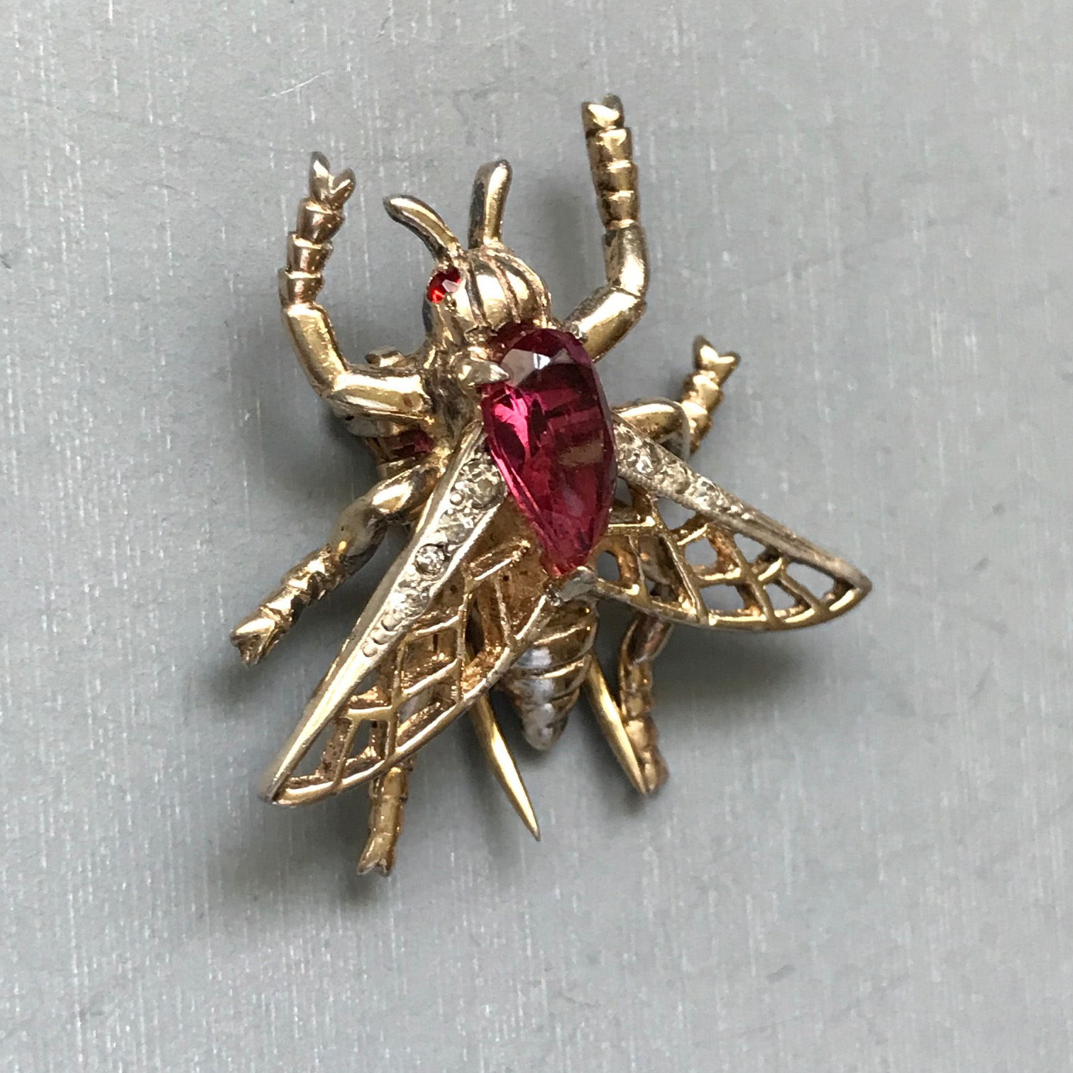 DEROSA fly or bee fur clip with a rose red rhinestone body and clear rhinestones, gold plated sterling silver - Image 2