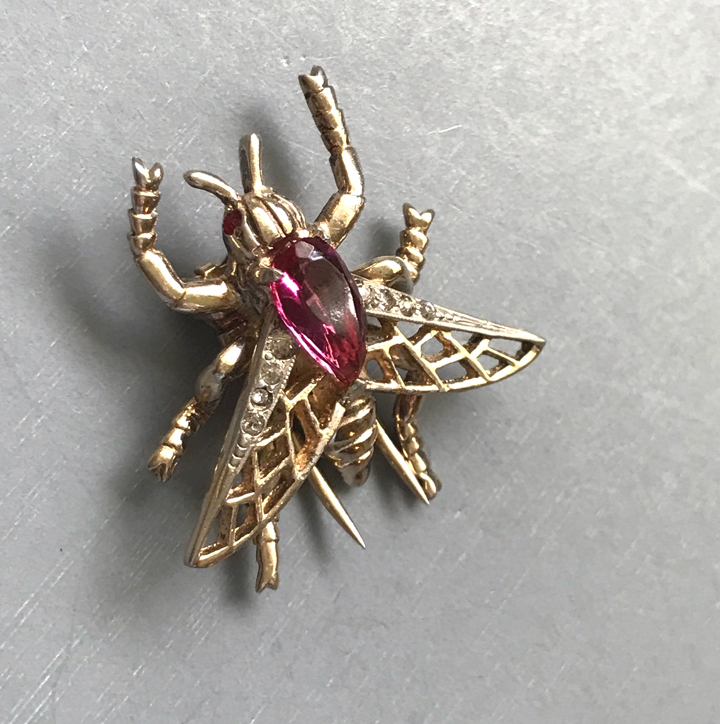 DEROSA fly or bee fur clip with a rose red rhinestone body and clear rhinestones, gold plated sterling silver - Image 4