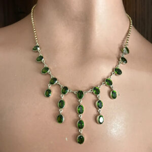 EDWARDIAN graceful fringe necklace in 10 karat yellow gold and green faceted pastes