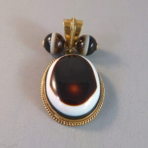 VICTORIAN antique banded agate pendant with a nice ribbed and gold plated frame, circa 1870