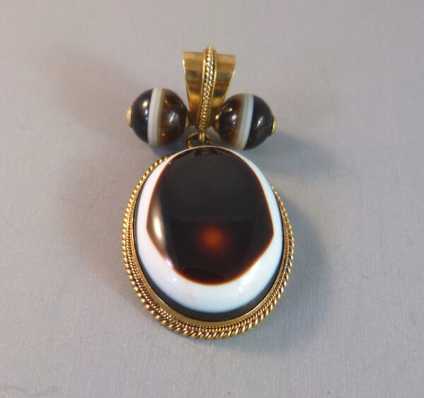 VICTORIAN antique banded agate pendant with a nice ribbed and gold plated frame, circa 1870