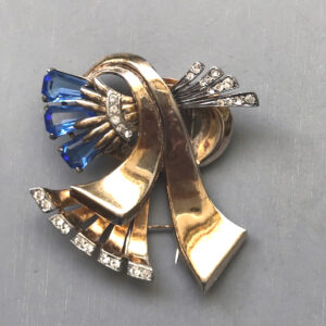 DEROSA Retro style fur clip with brilliant unfoiled blue kite-shaped rhinestones and clear rhinestones in gold plated sterling silver