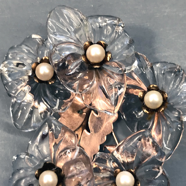 JELLY BELLY unusual flowers brooch with rippled clear Lucite flowers and glass pearl centers - Image 7